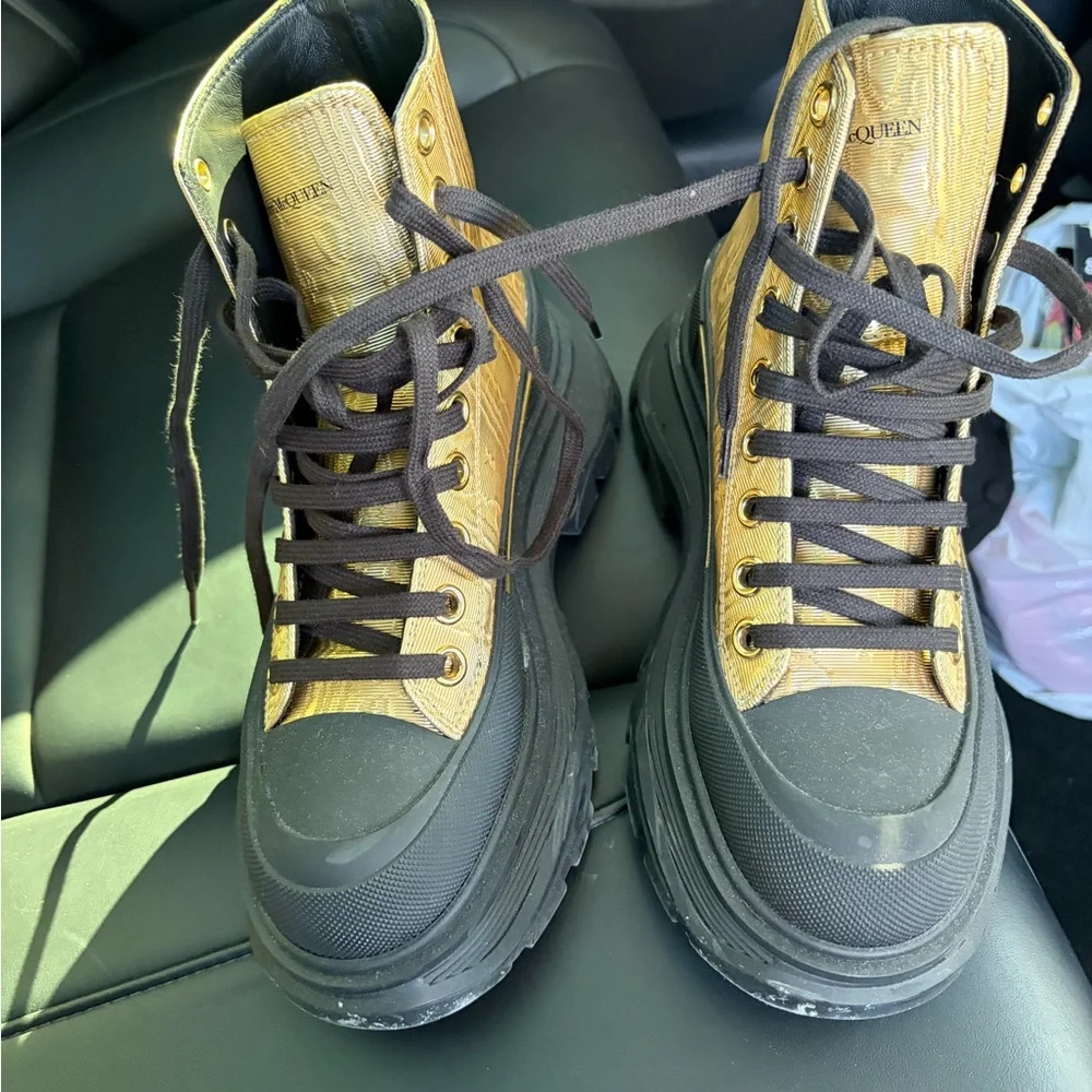 Alexander McQueen Gold and Black Textured Boots - Picture 2 of 7